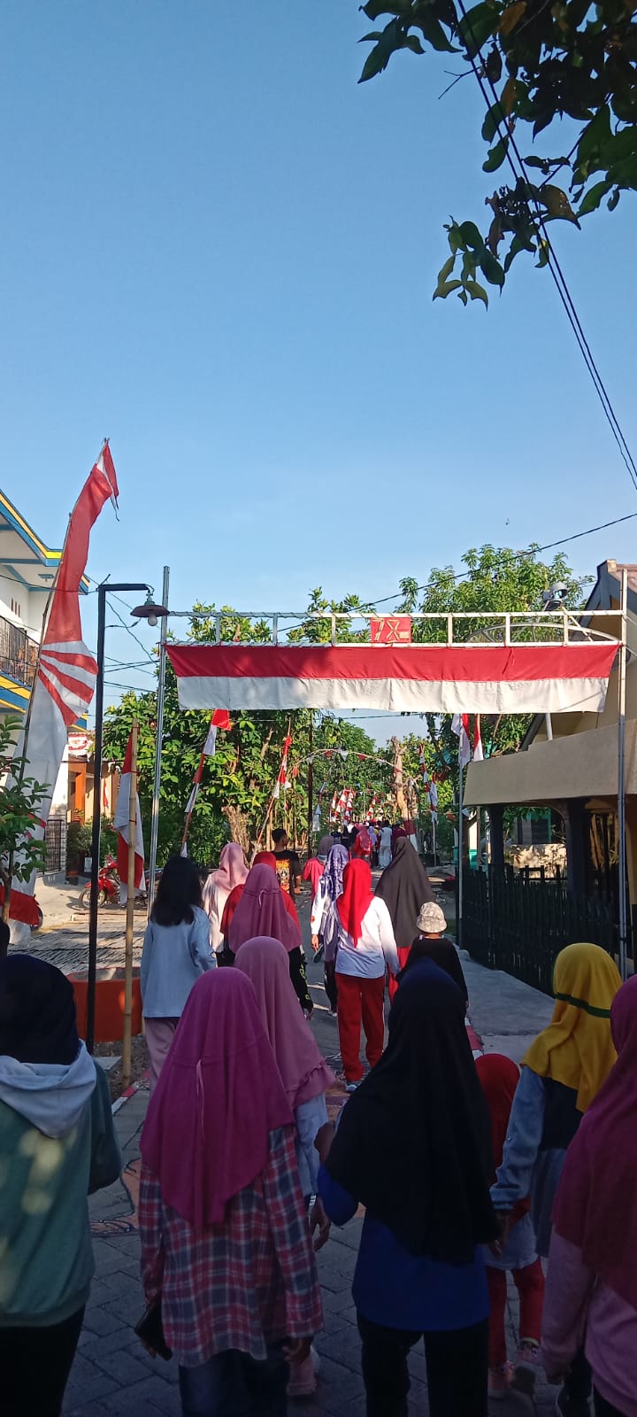 Semarak Perayaan HUT ke-78 RI, KKN Kelompok 41 Unugiri Hadir dalam Jalan Sehat Dusun Badug